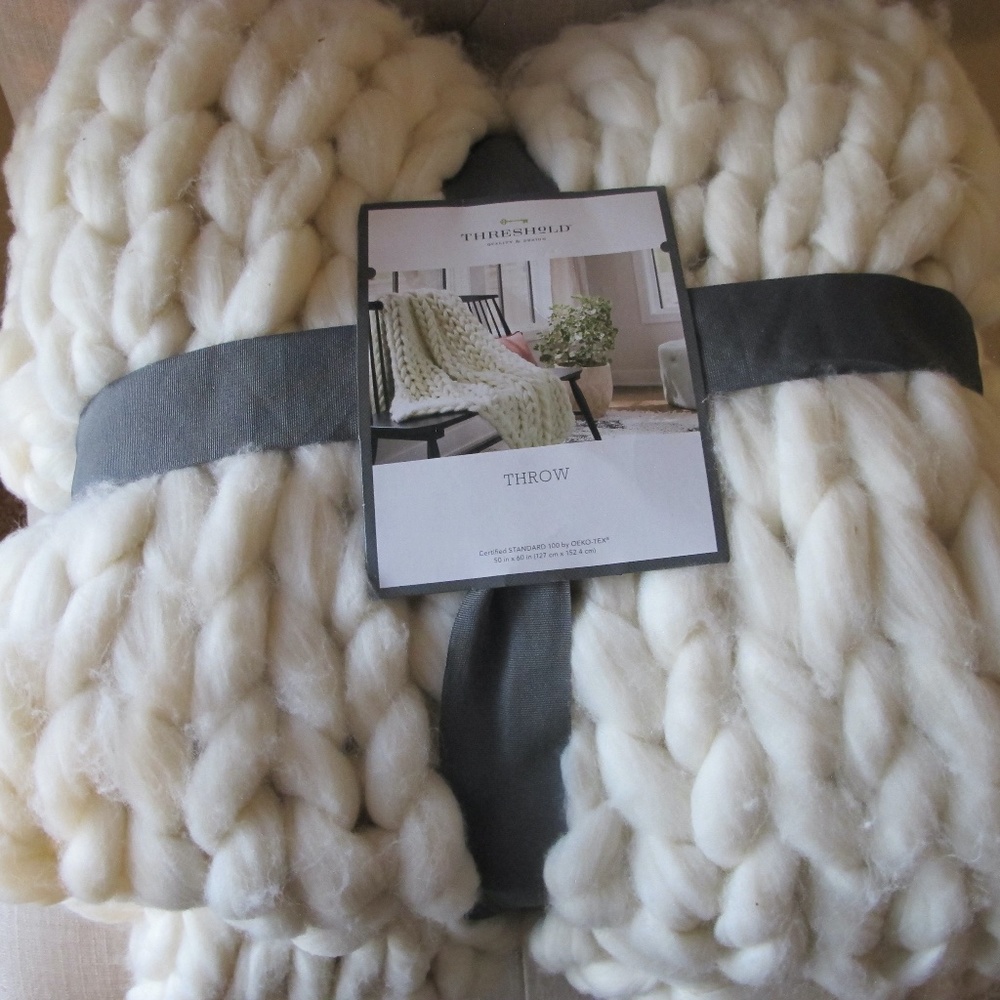 🔴🔴🔴SOLD🔴🔴🔴Threshold Super Chunky Knit Woven Throw 50" x 60" NWT - Picture 1 of 8